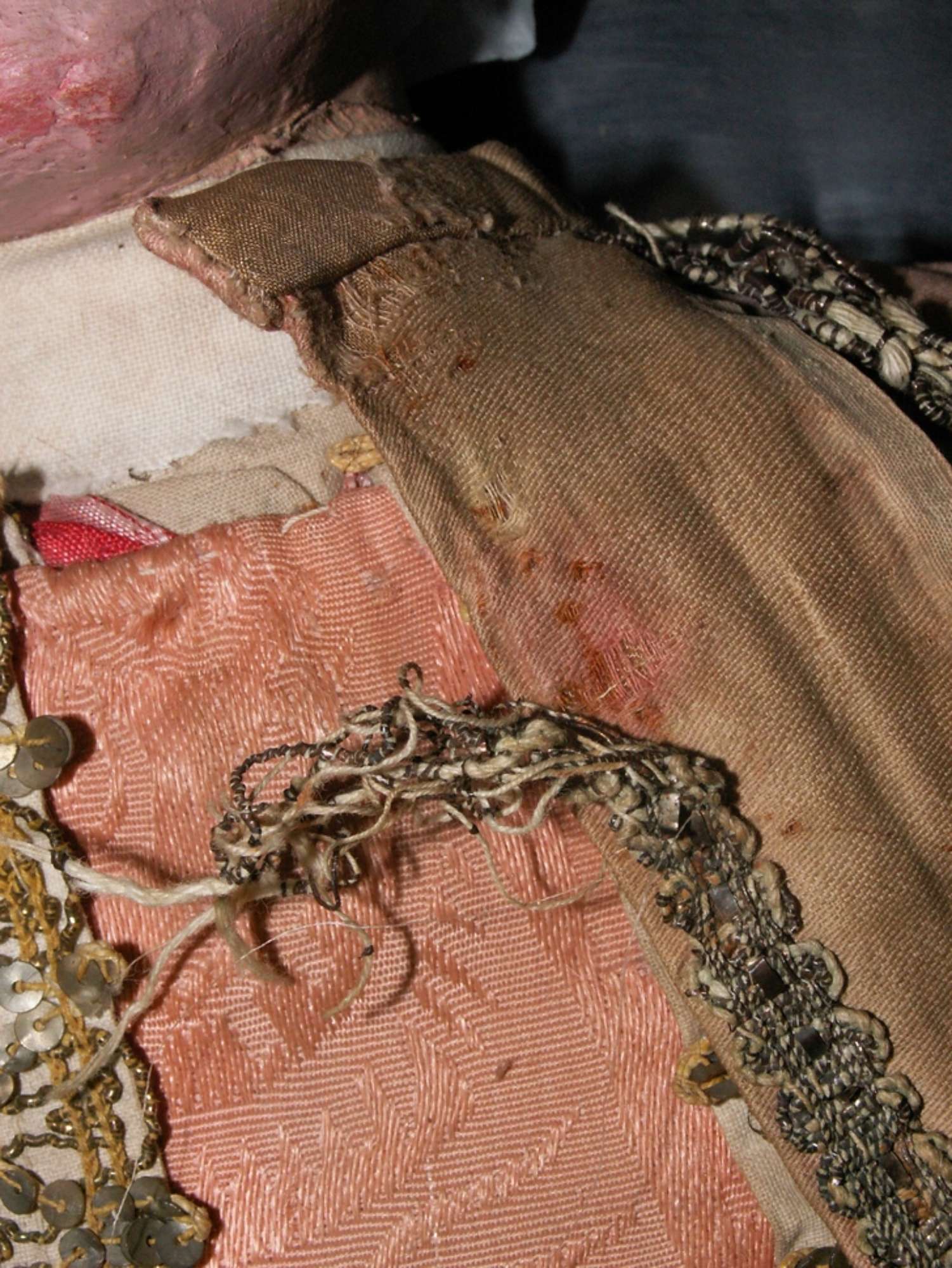 Particolare giubbino lato sinistro prima del restauro